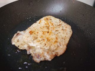 4、兔子姜烧猪排便当,中火下锅煎至两面金黄