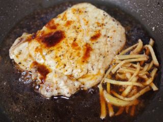 6、兔子姜烧猪排便当,酱汁倒入锅中、加入腌制猪排的姜丝