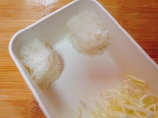 7、兔子姜烧猪排便当,米饭在饭盒两个角的位置压实做耳朵的形状