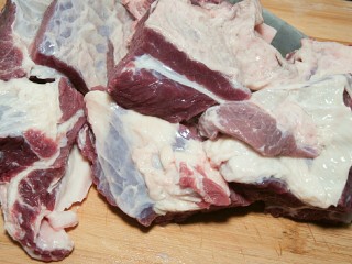 1、红烧牛肉面,牛肉洗净切大块。