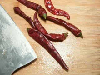 6、红烧牛肉面,干辣椒洗净备用。