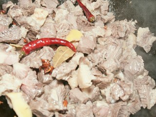 11、红烧牛肉面,放入牛肉炒干水份。