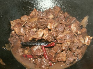 13、红烧牛肉面,最后放盐调味。