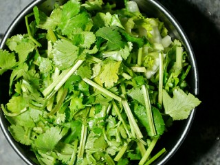 14、红烧牛肉面,香菜洗净用熟食砧板切碎。