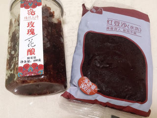 3、玫瑰豆沙糯米饼,准备好豆沙和玫瑰花酿