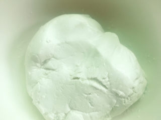 5、玫瑰豆沙糯米饼,糯米粉揉成团