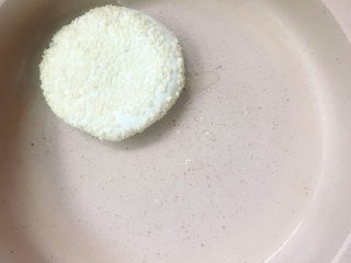 12、玫瑰豆沙糯米饼,放入糯米饼