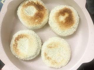 13、玫瑰豆沙糯米饼,小火慢慢煎至金黄