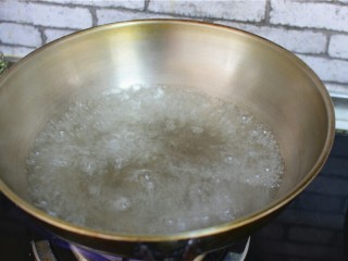 2、凉拌双耳,锅中烧水