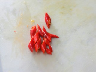 6、凉拌双耳,红椒切段