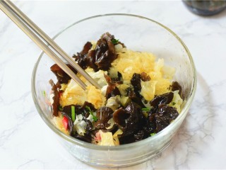 13、凉拌双耳,拌匀即可