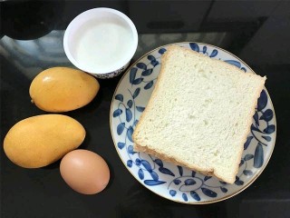 1、芒果酸奶土司,准备好材料，吐司4片，芒果2个，鸡蛋1个，酸奶1盒.酸奶要用浓稠型那种.