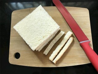 3、芒果酸奶土司,把切片的吐司切掉四边。四片吐司尽可能切得一样大小.