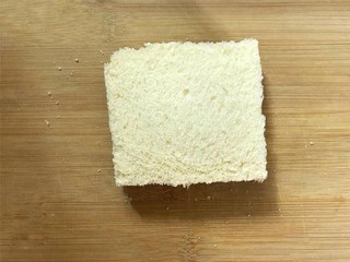 5、芒果酸奶土司,在芒果上再铺上一层酸奶后盖上另外一片吐司，轻轻压一下.