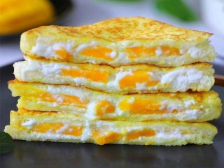 9、芒果酸奶土司,直接吃或者一切为二都可以，外面香脆，咬一口会爆浆，口感丰富的芒果酸奶吐司.