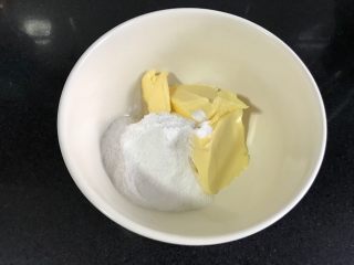 1、椰蓉饼干,黄油软化好了以后加入糖粉。