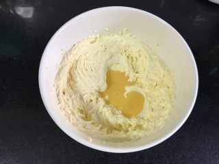 3、椰蓉饼干,加入全蛋液。