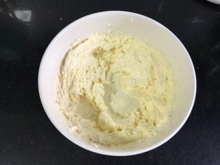 4、椰蓉饼干,打匀。