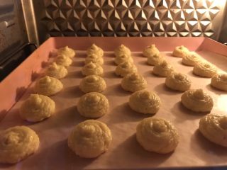 10、椰蓉饼干,放入预热好的烤箱190度8分钟。