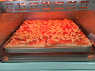 3、自制三明治,放入烤盘烤3分钟左右，芝士融化即可。