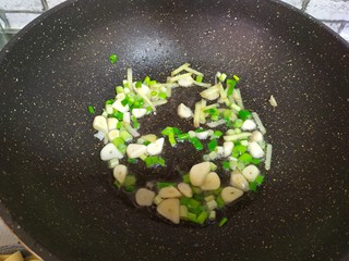 3、香辣干豆腐,油热，加入葱姜蒜炒香
