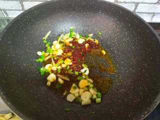 4、香辣干豆腐,加豆瓣酱炒香