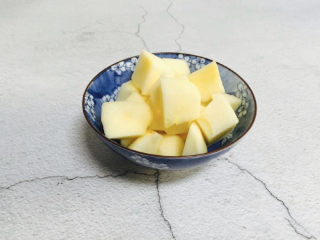 4、蔓越莓苹果桃胶糖水+冬日暖心菜,苹果洗净去皮去核切块备用