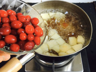 9、蔓越莓苹果桃胶糖水+冬日暖心菜,倒入美国蔓越莓