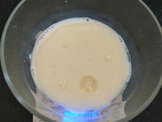 4、简易6寸戚风蛋糕(2蛋),继续加入植物油18g