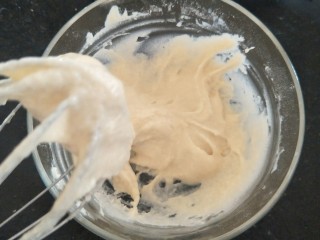 8、简易6寸戚风蛋糕(2蛋),用蛋抽划十字搅拌。这样面粉起劲的概率很低。