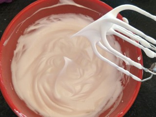 15、简易6寸戚风蛋糕(2蛋),打成这样偏硬的湿性发泡后。