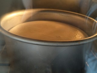 23、简易6寸戚风蛋糕(2蛋),可以看到蛋糕。发到最高点后又微微下陷。就说明蛋糕烤好了。