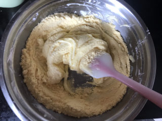 6、奶香玉米饼干,再分两次放入玉米面翻拌和面，这是第一次加玉米面