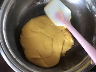 8、奶香玉米饼干,翻拌和面成光滑的面团