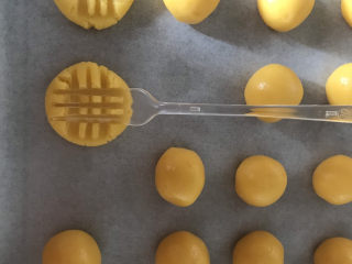 10、奶香玉米饼干,直接用叉子横着压一下，再竖着压一下