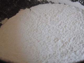 1、玫瑰鲜花饼,将糯米粉倒入锅中，小火慢慢炒至微微发黄