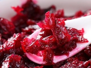 2、玫瑰鲜花饼,将玫瑰花酱倒入碗中，过滤掉多余的汁水