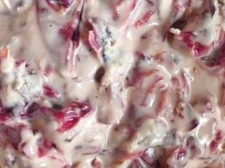 3、玫瑰鲜花饼,把熟糯米粉加入到玫瑰花酱中，混合均匀，放入冰箱冷藏1小时以上