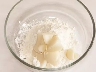 7、玫瑰鲜花饼,将油酥材料倒入碗中，混合揉匀