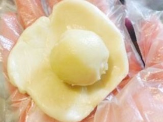 10、玫瑰鲜花饼,取一份油皮，按扁，包入一份油酥