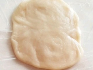 17、玫瑰鲜花饼,用擀面杖将其擀成圆形