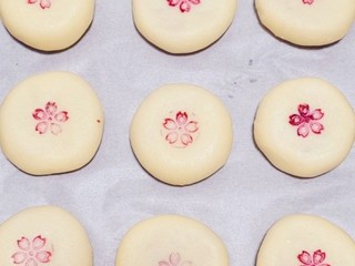 21、玫瑰鲜花饼,用木印章蘸少许红色素后，印在饼胚中心的位置
