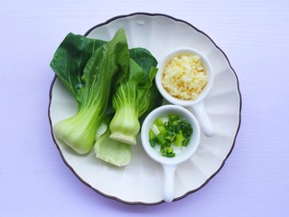 2、十分钟营养早餐面,青菜洗净，葱蒜切末，黄瓜胡萝卜擦丝。