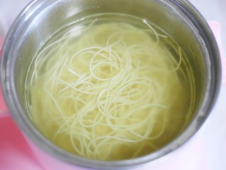 7、十分钟营养早餐面,然后加入面条煮至浮起。