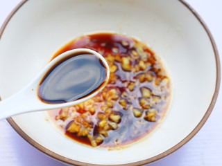 8、十分钟营养早餐面,准备一个大碗，加入一半蒜末，加2勺生抽。