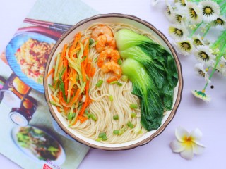 12、十分钟营养早餐面,码入准备好的配菜，超级鲜美的面条就做好啦，开吃喽。