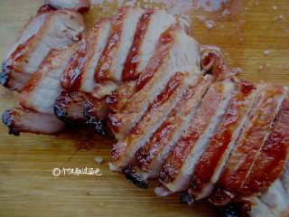 6、叉烧肉,时翻面,再刷一次蜂蜜,接着烤20分钟。