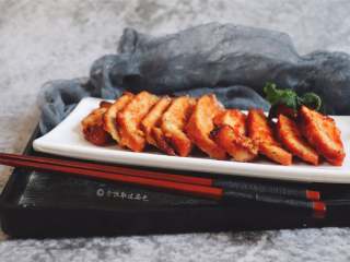 8、叉烧肉,做好的叉烧肉就能闻到淡淡的叉烧肉香,装盘,再配一点弄弄的酱汁来吃,很不错呢,味道比外面的稍微清淡一些,但是家常的口味也很不错!