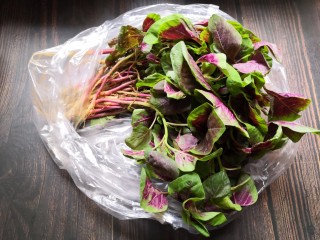 1、草莓饭团,苋菜处理好洗净，加少许盐浸泡几分钟。