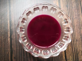 2、草莓饭团,锅里加少量水，把苋菜倒入锅里煮出苋菜水。